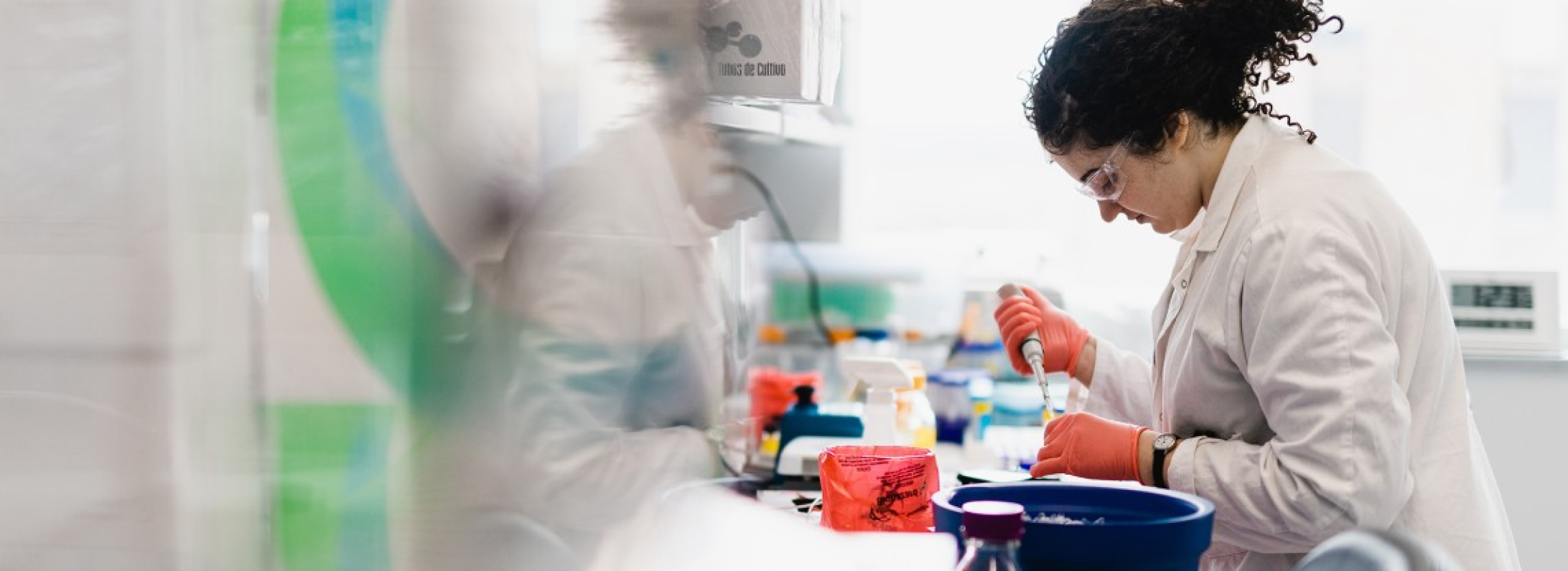 Ingeniería de enzimas solución innovadora para descomponer microplásticos en aguas residuales BlueGold