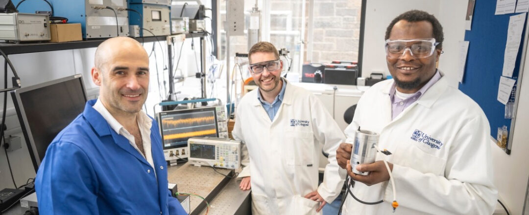 Equipo de la Universidad de Glasgow en laboratorio con sistema de ultrasonidos duales para degradar Bisfenol A en aguas contaminadas