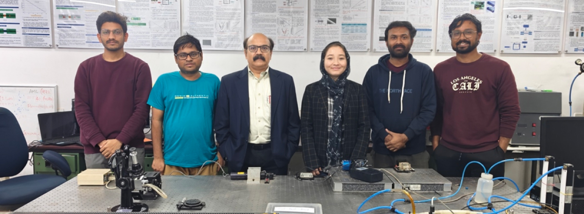 Sensor de fibra óptica para la detección ultrasensible de arsénico en agua potable Grupo de investigadores en laboratorio presentando el sensor de fibra óptica para detección de arsénico en agua potable