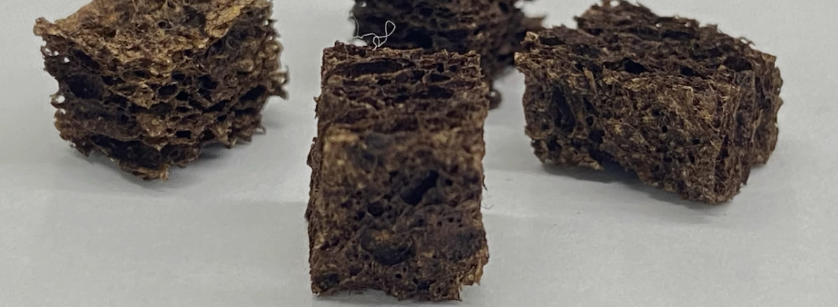 Esponja nanorreutilizable: tecnología para eliminar metales y fosfatos del agua Muestra de esponja nanorreutilizable desarrollada por Northwestern University para eliminar metales y fosfatos del agua pluvial mediante nanopartículas adsorbentes.