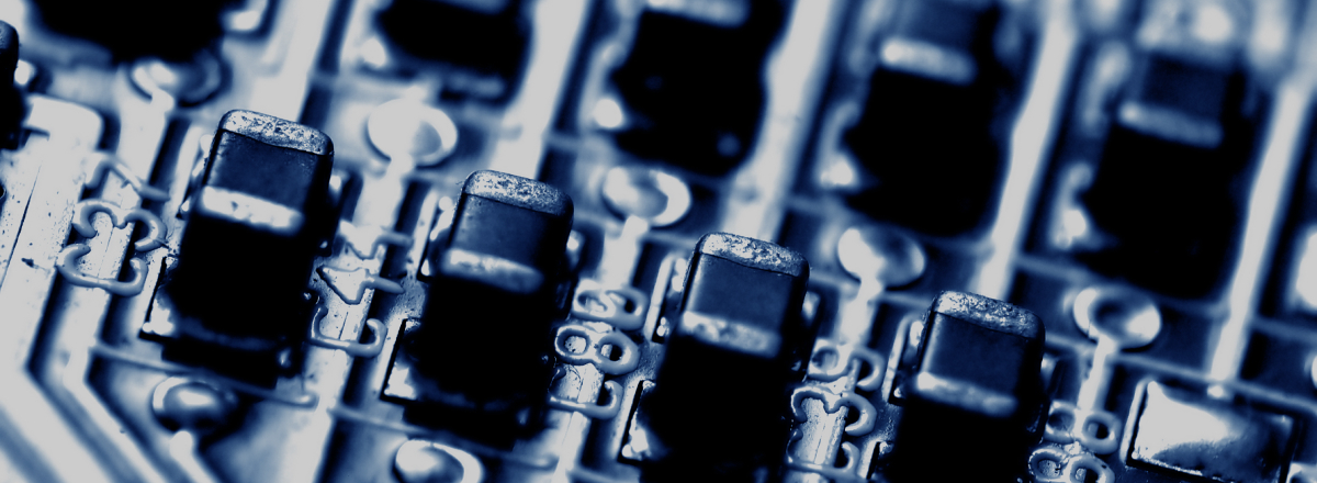 Placa electrónica representando la industria de semiconductores afectada por contaminación de PFAS