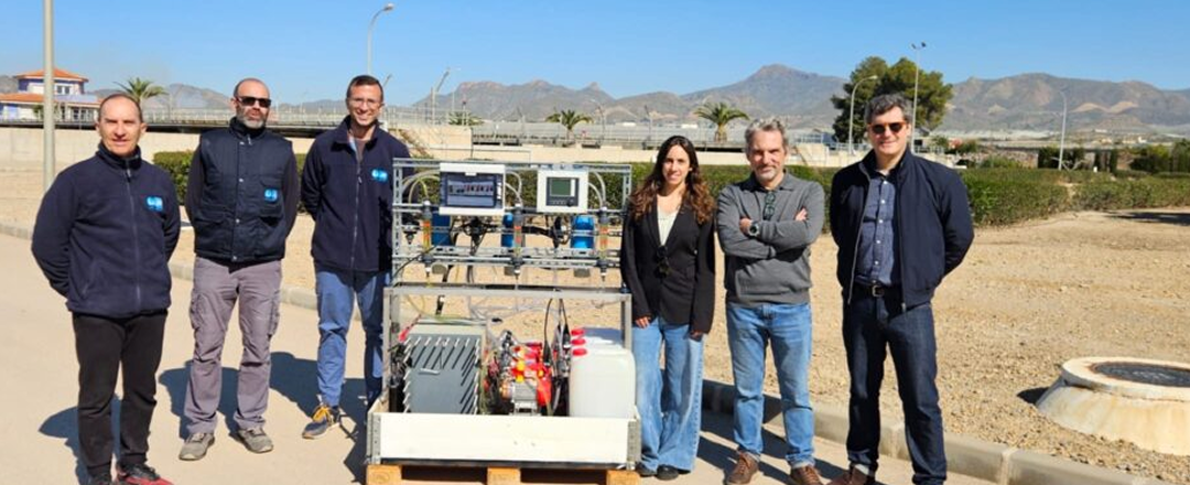 Equipo investigador junto a la planta piloto de desalación microbiana en la EDAR de Mazarrón, Murcia