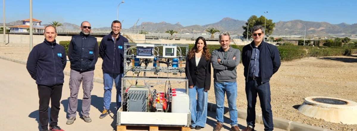 Equipo investigador junto a la planta piloto de desalación microbiana en la EDAR de Mazarrón, Murcia