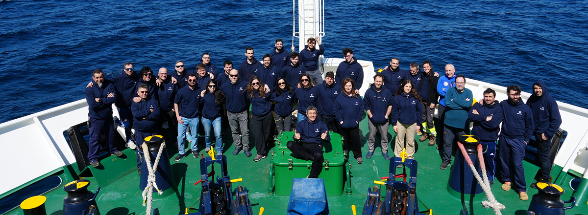 Equipo científico del proyecto ONE-BLUE durante una campaña de muestreo de contaminantes emergentes en el océano Atlántico.