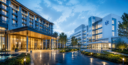 Edificio de hotel y hospital moderno — sistemas de tratamiento de agua sanitaria y prevención de legionella para hoteles y centros sanitarios