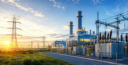 Central eléctrica de ciclo combinado con subestación y torres de alta tensión — sistemas de agua desmineralizada para el sector energético