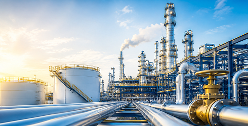 Instalaciones de refinería petroquímica con tuberías y tanques de almacenamiento — tratamiento de agua industrial por Blue Gold